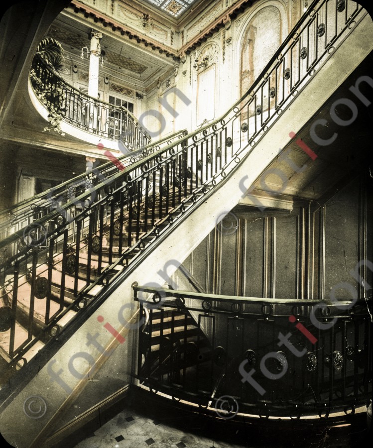 Treppe der RMS Titanic | Staircase of the RMS Titanic  - Foto simon-titanic-196-004-fb.jpg | foticon.de - Bilddatenbank für Motive aus Geschichte und Kultur